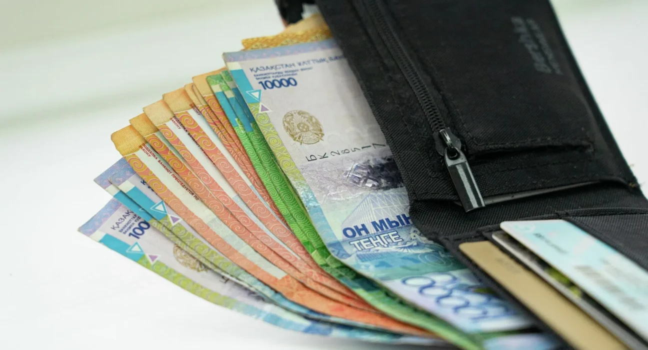 Зарплаты некоторых казахстанцев могут вырасти до 50%