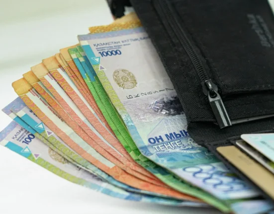 Зарплаты некоторых казахстанцев могут вырасти до 50%