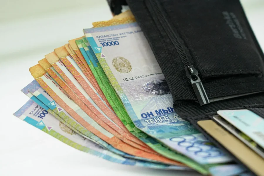 Зарплаты некоторых казахстанцев могут вырасти до 50%