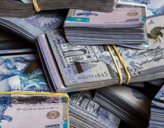 Казахстанцы продолжают брать кредиты, несмотря на инфляцию и ослабление тенге